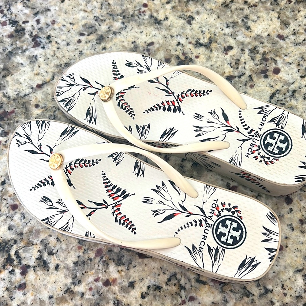 TORY BURCH FLIP FLOPS( Good Condition)